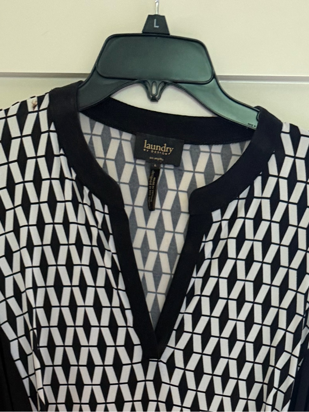 Laundry by Design  Dress Black & White V-Neck Geometric Pullover